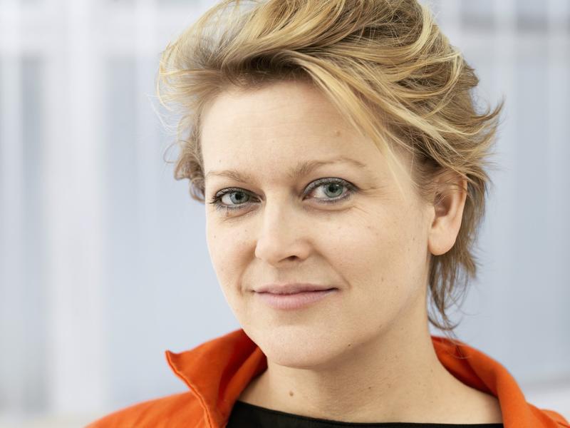 Portrætfoto af billedkunstner Stine Marie Jacobsen