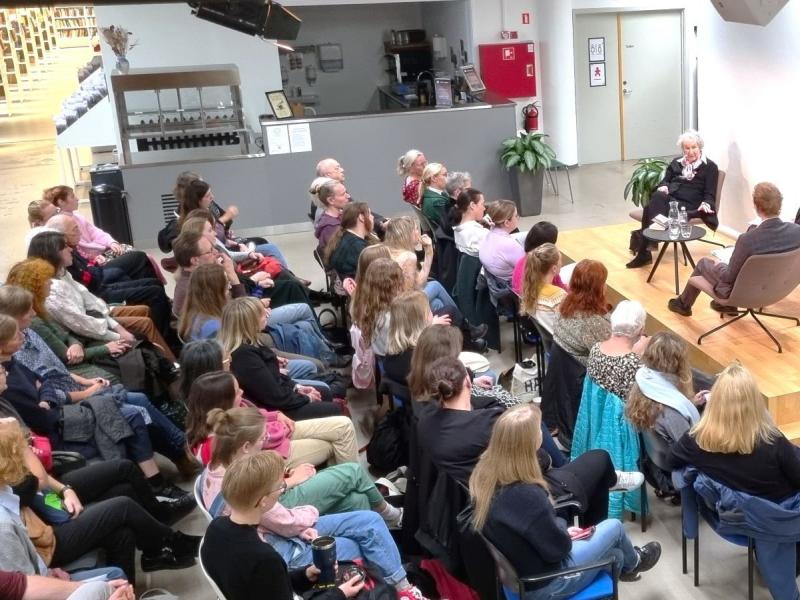 Foredrag på Odense Hovedbibliotek med gæster, der sidder og lytter