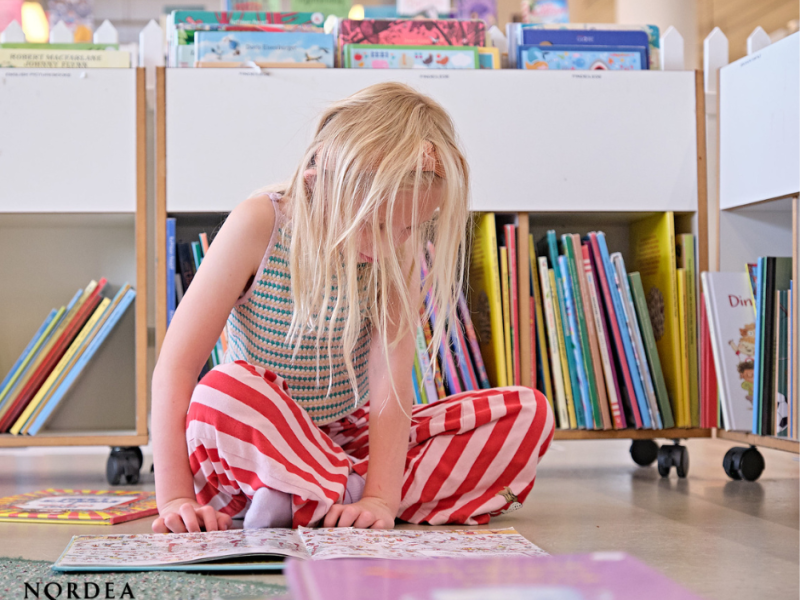 Barn læser i børnebiblioteket