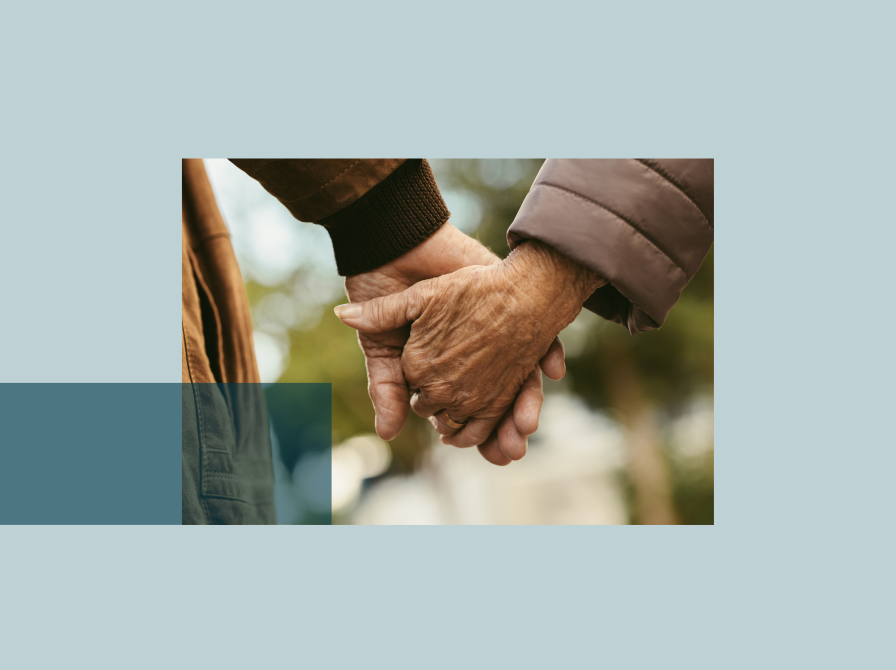 Billede af to ældre menneskers hænder