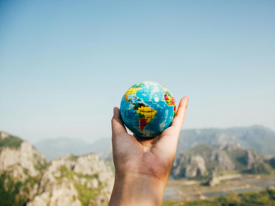 Hånd holder en lille jordklode